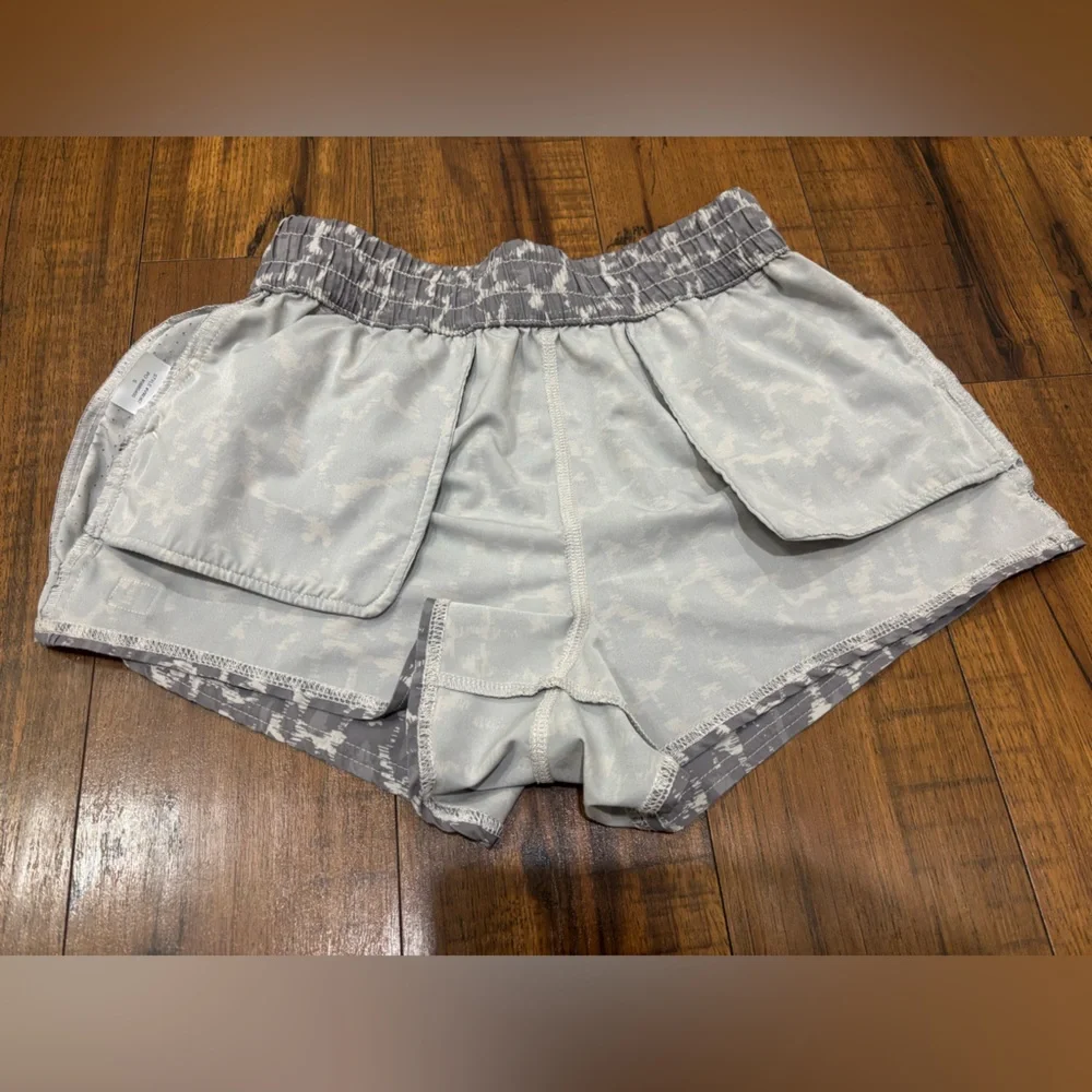 Vuori Dash Shorts in Opal Spots Gray White Women’s Small - Picture 9 of 13